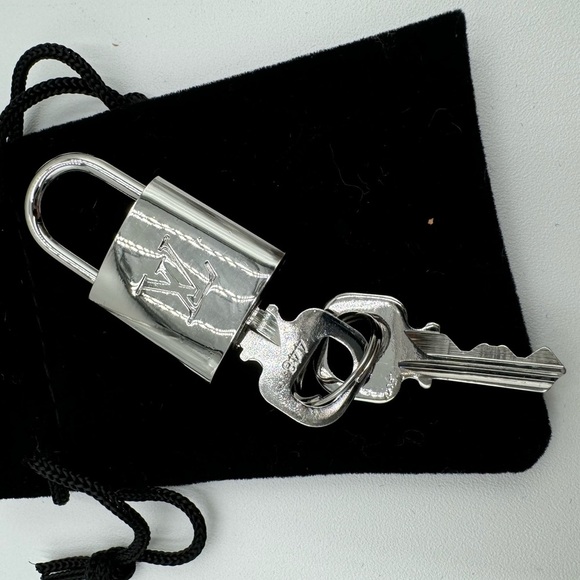 Louis Vuitton - super shiny brand new silver rare Lock and key #448 - Picture 3 of 7
